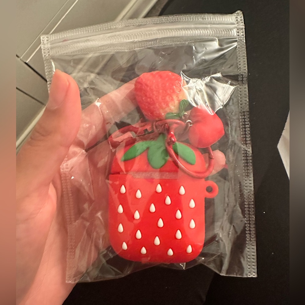 Brand new 🍓 AirPods case